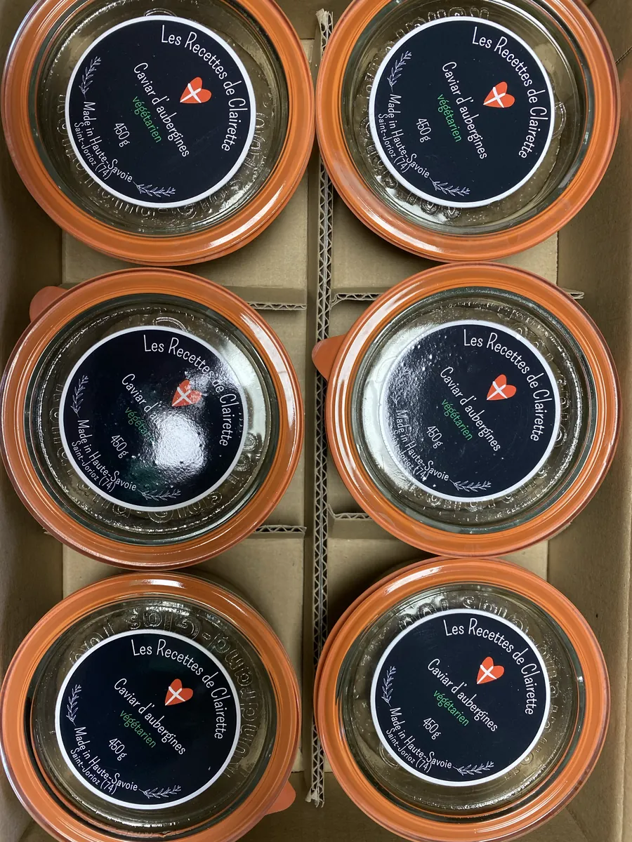 Bocaux étiquetés stockés sur étagère.
